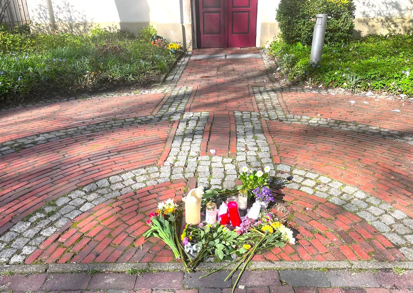 Blumen und Kerzen aus Solidarität mit der jüdischen Gemeinde Oldenburg