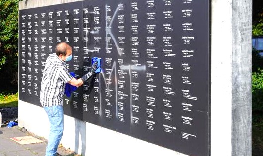 Beseitigung der Folgen eines Vandalenangriffs auf eine Gedenkstele, Oldenburg, Juli 2021