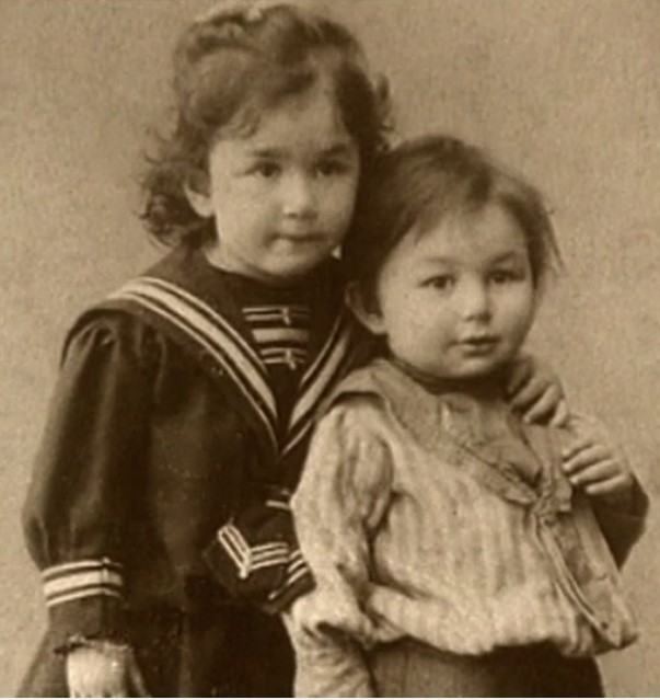 Monya in früher Kindheit mit ihrer Schwester Raya, Sestrorezk, 1900