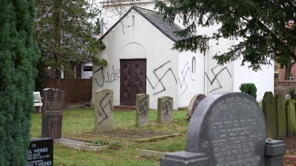 Hakenkreuze auf Grabsteinen und den Wänden der Bestattungshalle auf dem Alten Jüdischen Friedhof, Oldenburg, November 2013.