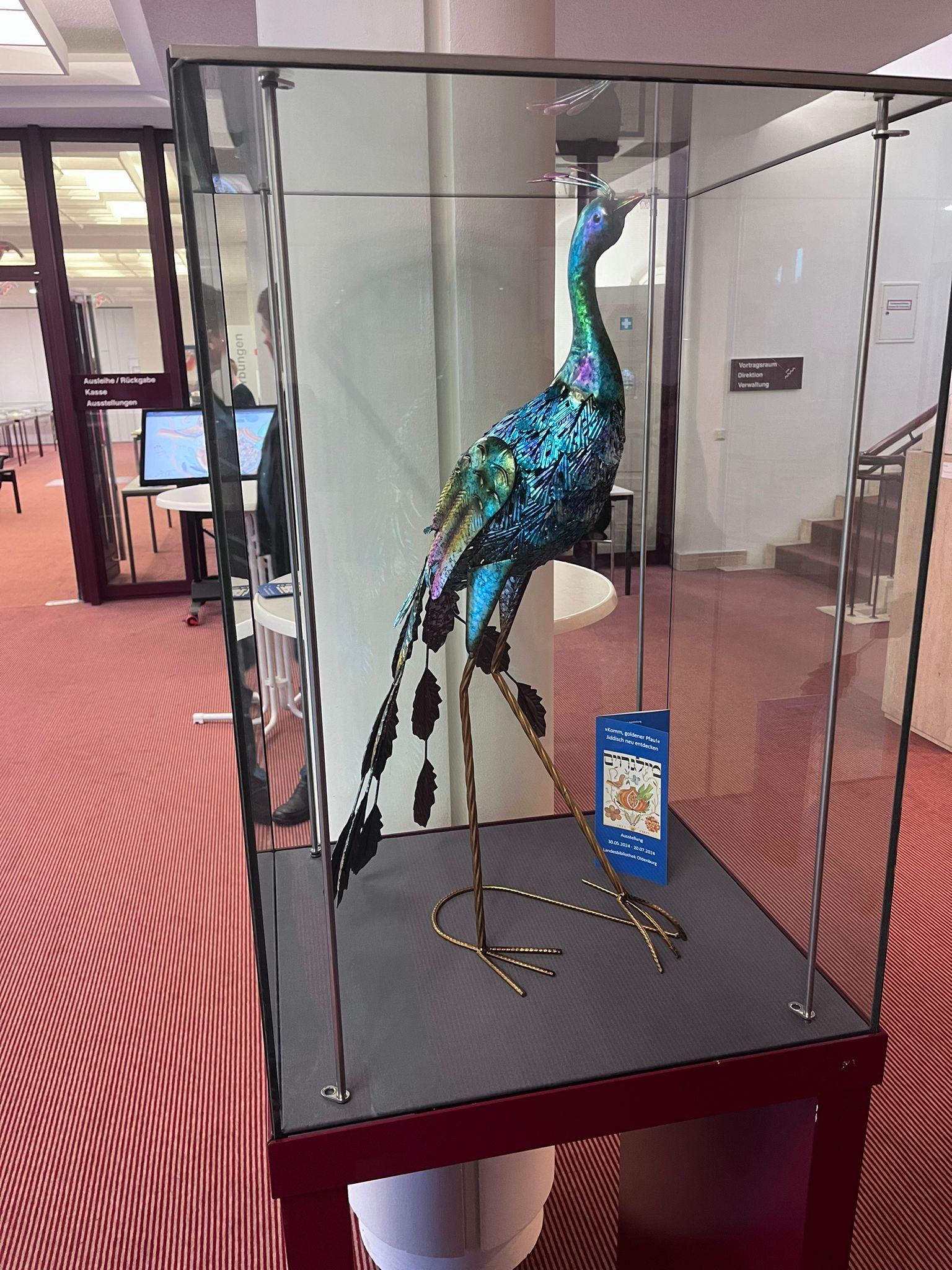 „Goldener Pfau“ im Ausstellungsfoyer