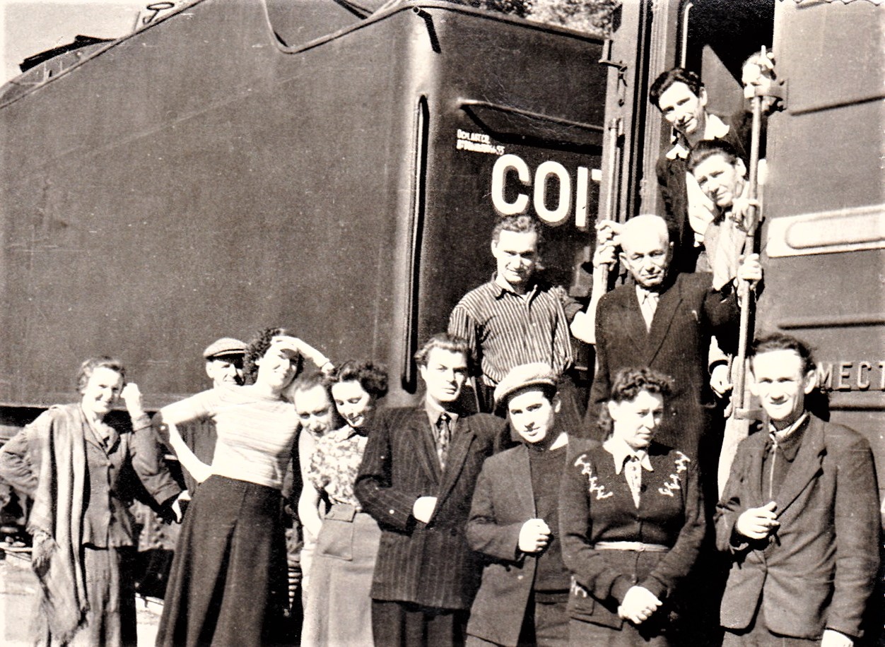 Mit Schauspielern des Regionaltheaters Donbass September 1955