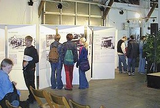 Im Saal der Ausstellung "Ein offenes Geheimnis"