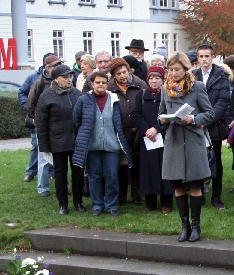 Rabbinerin Alina Treiger liest den Trauerkaddisch am Denkmal für alle Opfer des Nationalsozialismus in Oldenburg