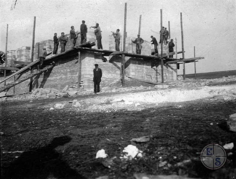 Bau einer Schule in einer der jüdischen landwirtschaftlichen Kolonien, Südukraine, 1927 (aus der Fotosammlung des Archivs von World ORT - https://en.wikipedia.org/wiki/World_ORT)