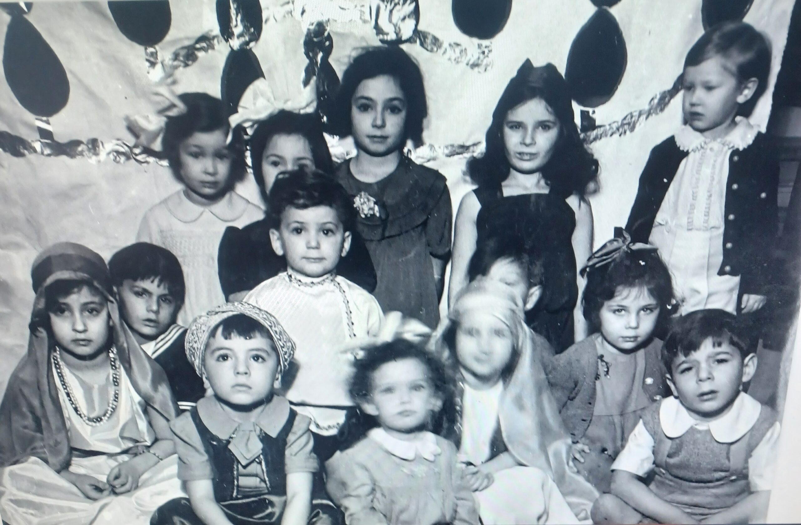 Noemi (in der Mitte) im Kindergarten während eines Purim-Festes, Paris, 1934