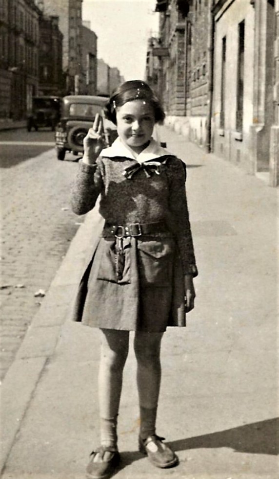 Noemi in Girl-Scout-Uniform, Moissac, Frankreich, 1940er Jahre