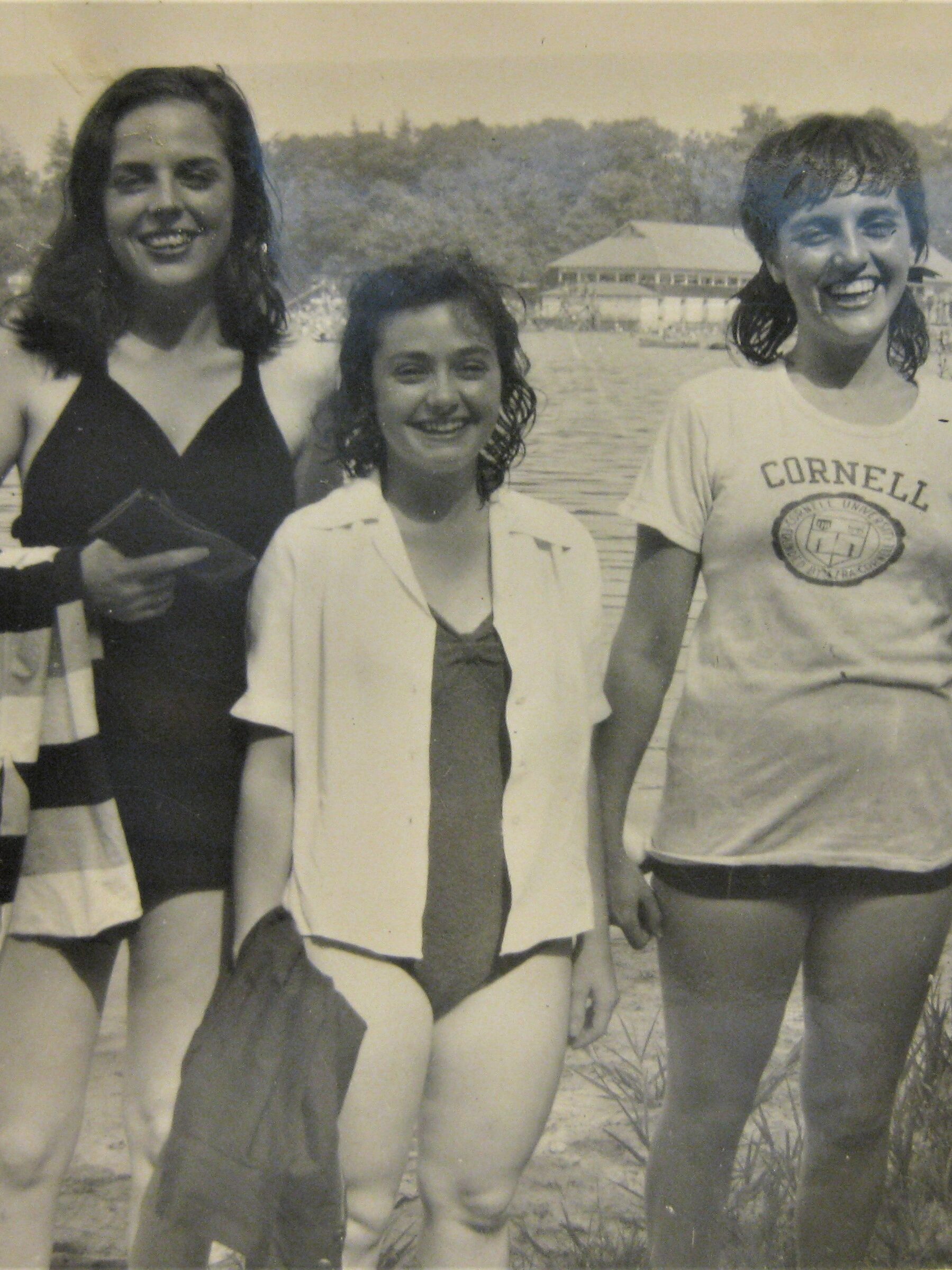 Noemi (in der Mitte) mit ihren Cousinen Paulette und Marilyn Smith, New York, Mitte der 1950er Jahre