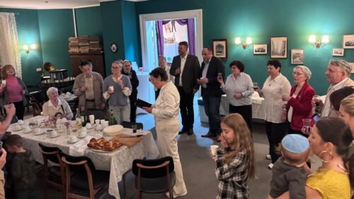Rabbinerin Alisa Bach spricht den Segen aus ©ljgo.de